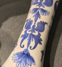 Een Chinese blauwwitte flesvormige vaas, Transitie periode