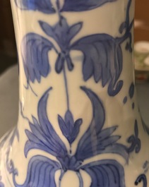 Een Chinese blauwwitte flesvormige vaas, Transitie periode