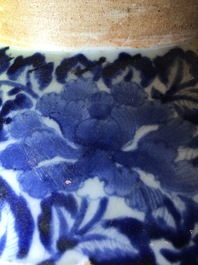 Een Japanse blauwwitte Arita vaas met biscuit panelen, 17/18e eeuw