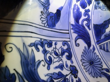 Un tr&egrave;s grand plat en porcelaine de Chine bleu et blanc de type Kraak, Wanli