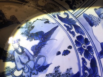 Un tr&egrave;s grand plat en porcelaine de Chine bleu et blanc de type Kraak, Wanli