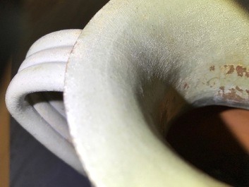Une aigui&egrave;re &agrave; d&eacute;cor incis&eacute; de pivoines en terre verniss&eacute;e verte, Chine, Song