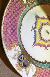 Une paire d'assiettes aux armoiries d'alliance de marriage pour le march&eacute; fran&ccedil;ais, Chine, Qianlong, vers 1737