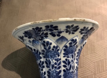 Een Chinees blauwwit vijf-delig kaststel, Kangxi