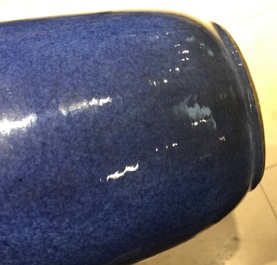Een Chinese monochrome poederblauwe rouleau vaas, Kangxi