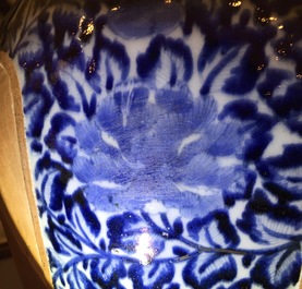 Een Japanse blauwwitte Arita vaas met biscuit panelen, 17/18e eeuw