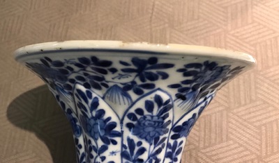Een Chinees blauwwit vijf-delig kaststel, Kangxi