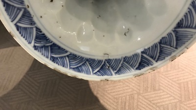 Een Chinees blauwwit vijf-delig kaststel, Kangxi