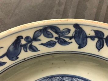 Un plat en porcelaine de Chine bleu et blanc &agrave; d&eacute;cor floral, Jiajing