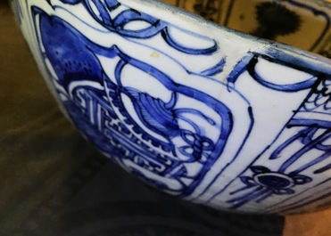 Un grand bol en porcelaine de Chine bleu et blanc de type Kraak, Wanli
