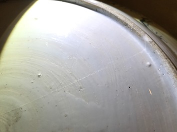 Un tr&egrave;s grand plat en porcelaine de Chine bleu et blanc de type Kraak, Wanli