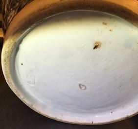 Een Japanse blauwwitte Arita vaas met biscuit panelen, 17/18e eeuw