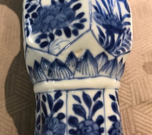 Een Chinees blauwwit vijf-delig kaststel, Kangxi