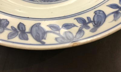 Un plat en porcelaine de Chine bleu et blanc &agrave; d&eacute;cor floral, Jiajing