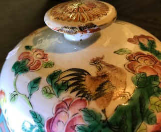 Een paar Chinese famille rose dekselvazen met hanendecor, 19e eeuw