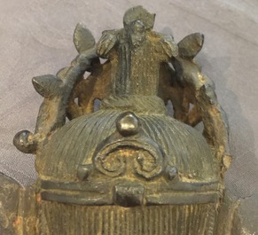 Un mod&egrave;le de Guanyin assis en bronze, Chine, Ming