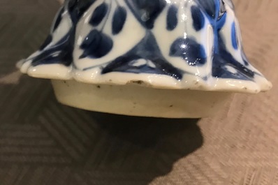 Een Chinees blauwwit vijf-delig kaststel, Kangxi