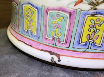 Een paar Chinese famille rose dekselvazen met hanendecor, 19e eeuw
