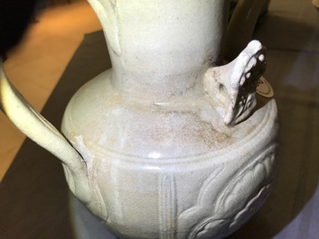 Une aigui&egrave;re &agrave; d&eacute;cor incis&eacute; de pivoines en terre verniss&eacute;e verte, Chine, Song