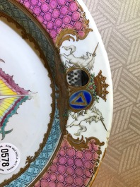 Une paire d'assiettes aux armoiries d'alliance de marriage pour le march&eacute; fran&ccedil;ais, Chine, Qianlong, vers 1737