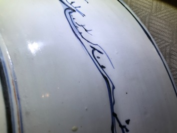 Un tr&egrave;s grand plat en porcelaine de Chine bleu et blanc de type Kraak, Wanli