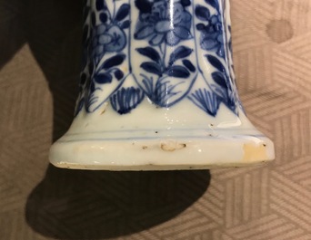 Een Chinees blauwwit vijf-delig kaststel, Kangxi
