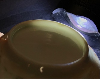 Une tasse et soucoupe en porcelaine de Chine &agrave; d&eacute;cor d'un paysage, Yongzheng