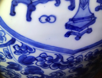 Een Chinese blauwwitte balustervaas met deksel, Kangxi