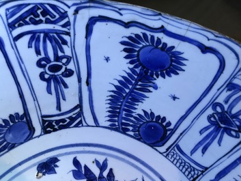 Un grand bol en porcelaine de Chine bleu et blanc de type Kraak, Wanli