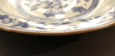Un plat en porcelaine de Chine bleu et blanc &agrave; d&eacute;cor floral, Jiajing