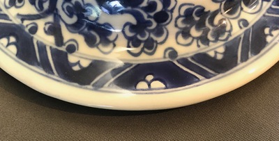 Een Chinese blauwwitte balustervaas met deksel, Kangxi