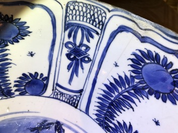 Un grand bol en porcelaine de Chine bleu et blanc de type Kraak, Wanli