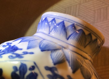 Een Chinees blauwwit vijf-delig kaststel, Kangxi