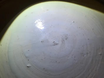 Un tr&egrave;s grand plat en porcelaine de Chine bleu et blanc de type Kraak, Wanli