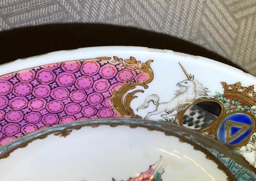 Une paire d'assiettes aux armoiries d'alliance de marriage pour le march&eacute; fran&ccedil;ais, Chine, Qianlong, vers 1737
