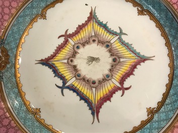 Une paire d'assiettes aux armoiries d'alliance de marriage pour le march&eacute; fran&ccedil;ais, Chine, Qianlong, vers 1737