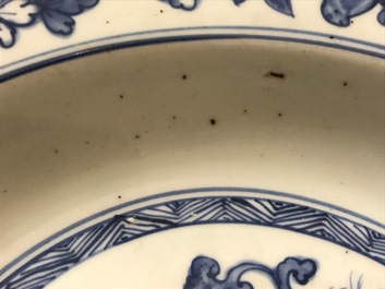 Un plat en porcelaine de Chine bleu et blanc &agrave; d&eacute;cor floral, Jiajing
