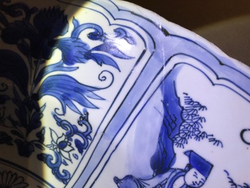 Un tr&egrave;s grand plat en porcelaine de Chine bleu et blanc de type Kraak, Wanli
