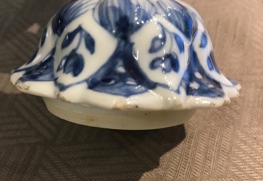 Een Chinees blauwwit vijf-delig kaststel, Kangxi