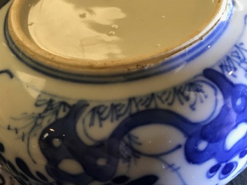 Une th&eacute;i&egrave;re en porcelaine de Chine bleu et blanc aux personages, Kangxi