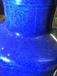 Een Chinese monochrome poederblauwe rouleau vaas, Kangxi