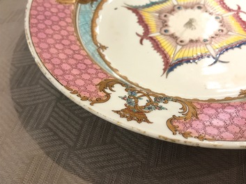 Une paire d'assiettes aux armoiries d'alliance de marriage pour le march&eacute; fran&ccedil;ais, Chine, Qianlong, vers 1737