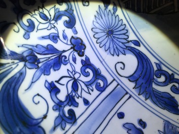 Un tr&egrave;s grand plat en porcelaine de Chine bleu et blanc de type Kraak, Wanli