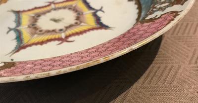 Une paire d'assiettes aux armoiries d'alliance de marriage pour le march&eacute; fran&ccedil;ais, Chine, Qianlong, vers 1737