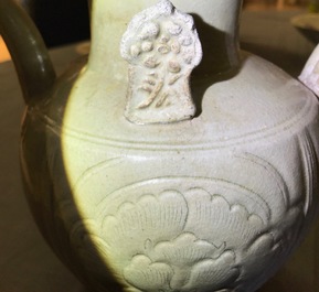 Une aigui&egrave;re &agrave; d&eacute;cor incis&eacute; de pivoines en terre verniss&eacute;e verte, Chine, Song