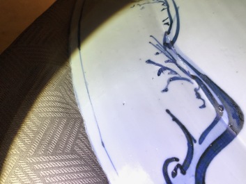 Un tr&egrave;s grand plat en porcelaine de Chine bleu et blanc de type Kraak, Wanli