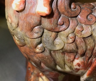 Une figure de l'immortel Vajraputra sur un lion bouddhiste en pierre de savon, Kangxi/Qianlong