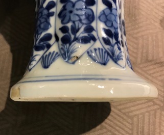 Een Chinees blauwwit vijf-delig kaststel, Kangxi