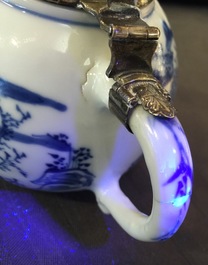 Un moutardier en porcelaine de Chine bleu et blanc, mont&eacute; en argent, Kangxi