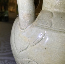 Une aigui&egrave;re &agrave; d&eacute;cor incis&eacute; de pivoines en terre verniss&eacute;e verte, Chine, Song
